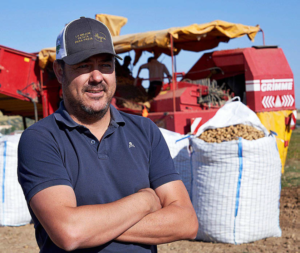 Marco Román, presidente de Asociafruit, en su explotación de patatas de Gambogaz, en Sevilla.